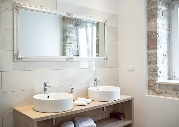 Luxury Lav Guest house